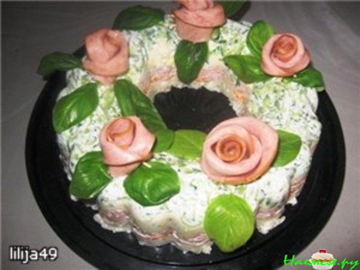 Овощной торт с колбасными розами