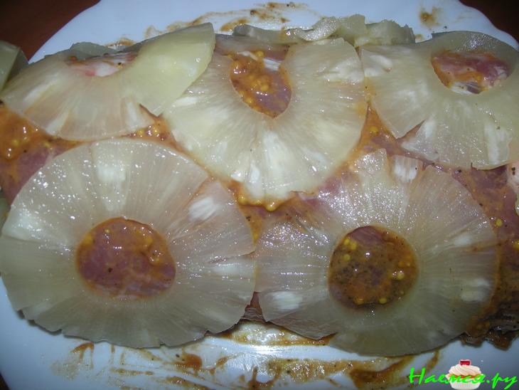 Мясо в ананасе