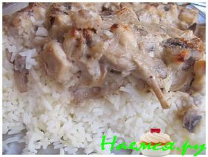 Рис с куринно-грибным соусом