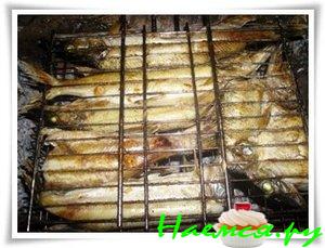 Свежевыловленная речная рыбка, приготовленная на углях