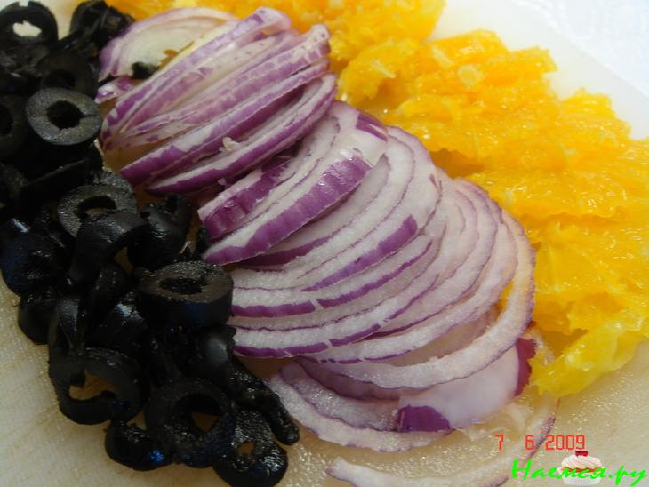 Салат с апельсином и маслинами