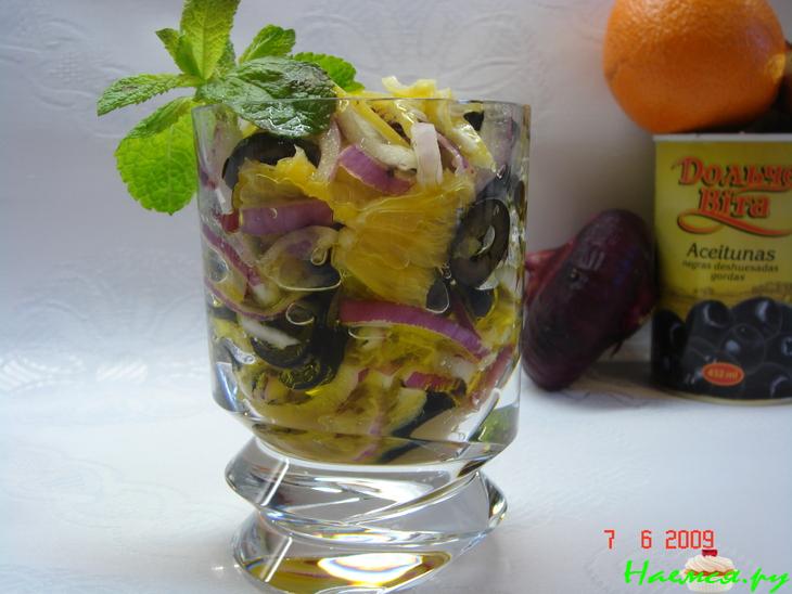 Салат с апельсином и маслинами
