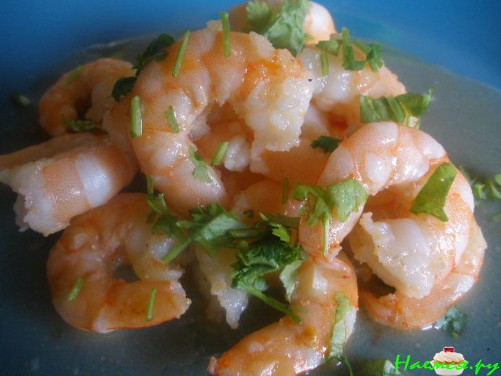 Креветки в вине, чили и чесноке