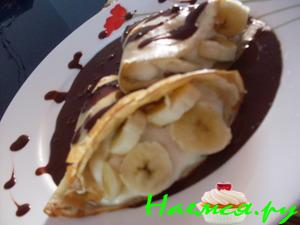 Crepes с творожным кремом и бананами в шоколадном соусе