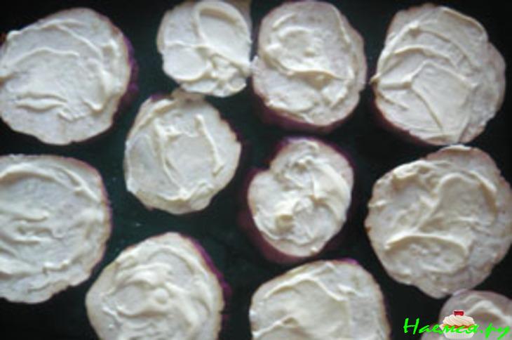 Баклажаны запеченные с овощами и сыром в сметане