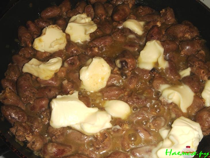 Куриные сердечки в сырном соусе