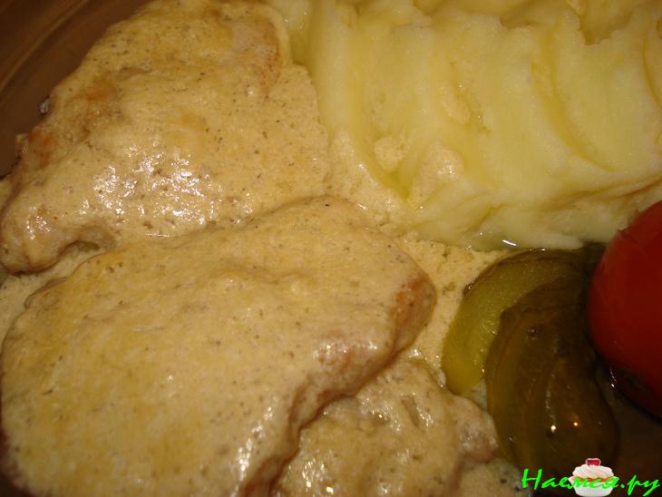 Свиная вырезка в сметанно-грибном соусе