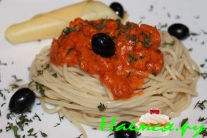 Паста с ветчиной и грибами в томатном соусе