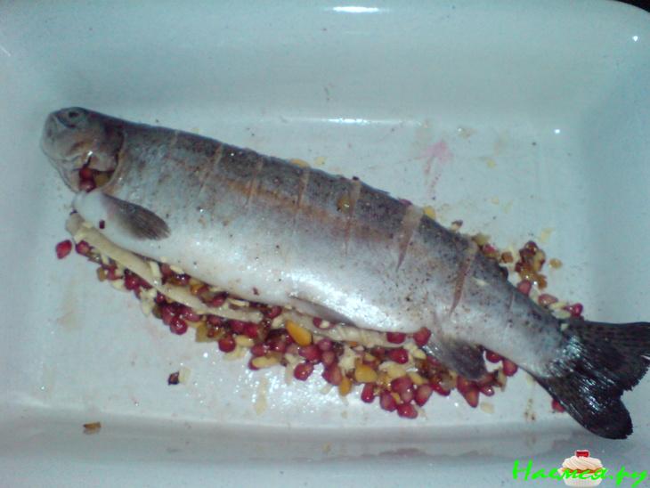 Форель, запеченная с гранатом Форель, запеченная с гранатом