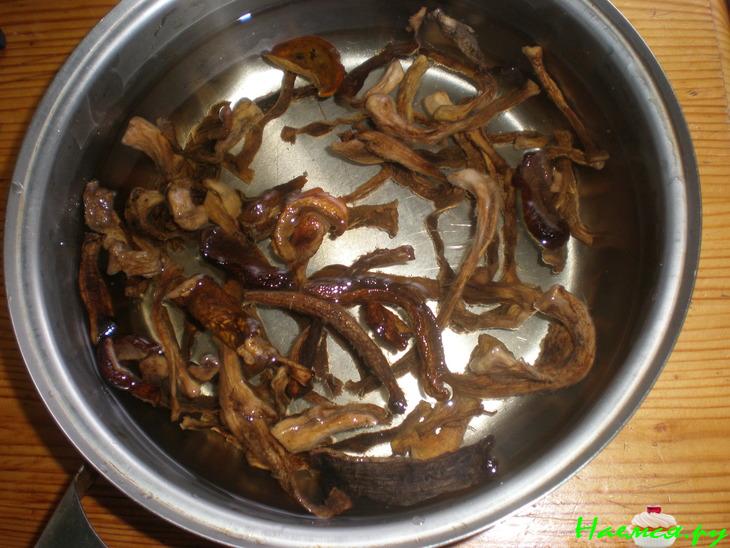 Картофельные котлеты с подливкой из сушёных грибов