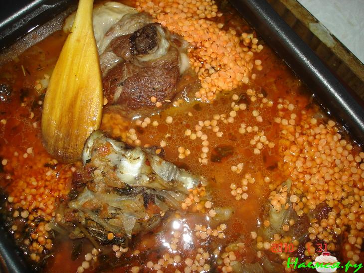 Бараний окорок с чечевицей