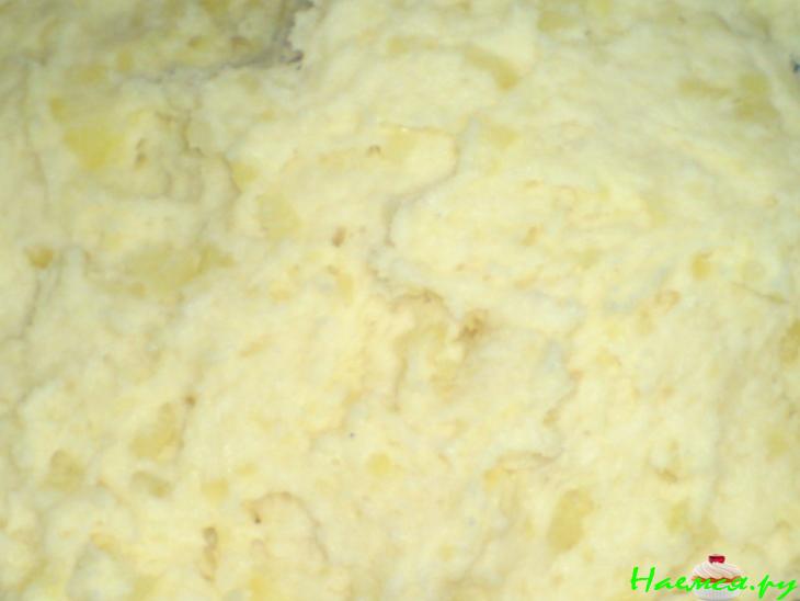 Закуска из картофельных оладий и маринованных помидорок и сыра