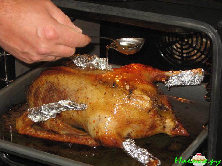 Гусь рождественский с яблоками и черносливом