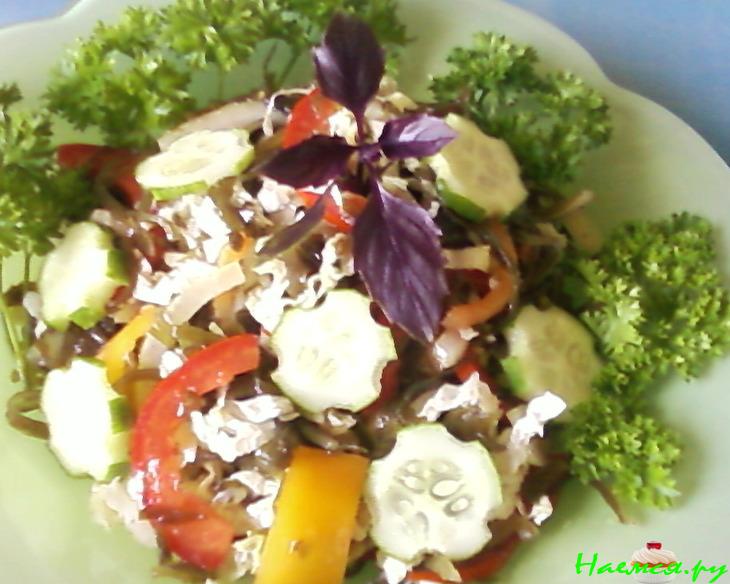 Салат овощной с консервированной морской капустой