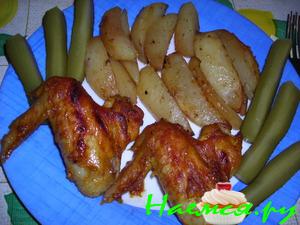 Куриные крылышки и картошка в рукаве