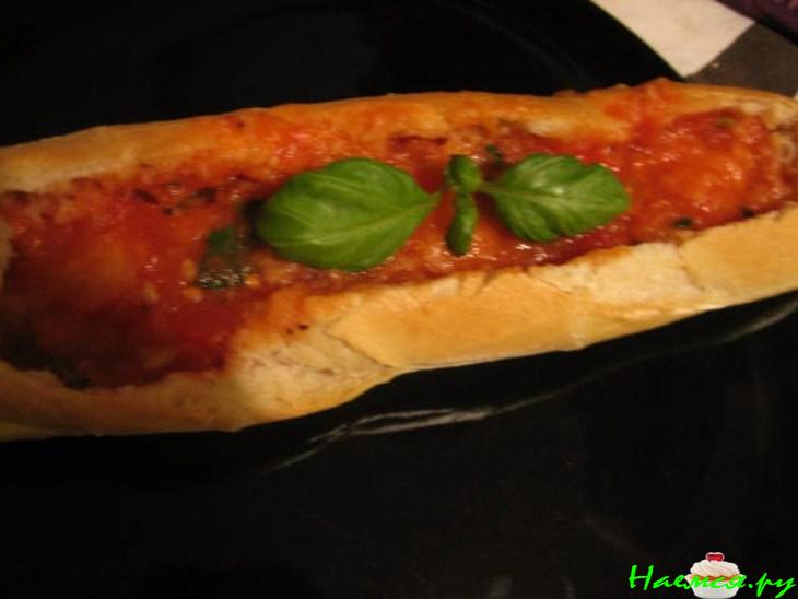 Томатный суп с базиликом, чесноком и чили