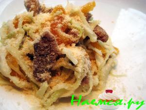 Салат со свининой, курагой и капустой