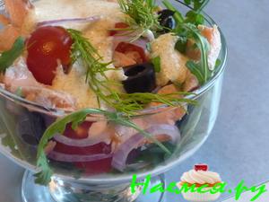 Салат из форели с помидорами и икорным соусом