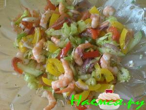 Салат из креветок и овощей под соусом Бальзамико