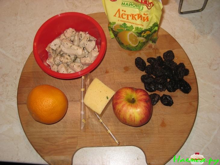 Китайский куриный салат с черносливом