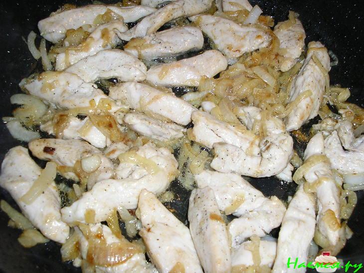 Куриные грудки в луково-сырном соусе Куриные грудки в луково-сырном соусе