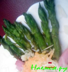 Спаржа с пармезаном и беконом