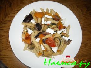 Салат из макарон с овощами и песто