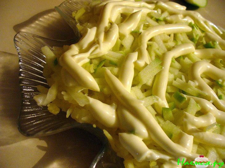 Салат "Одуванчик" с форелью