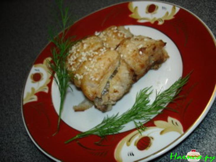 Сом под клюквенным соусом