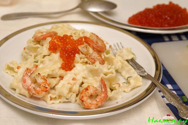Лингвини со сливочным соусом, красной икрой и креветками