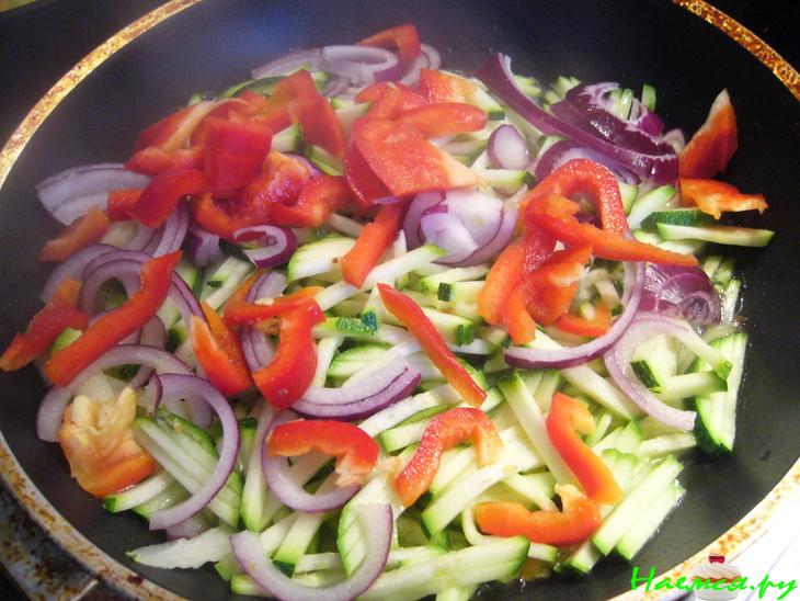 Горячий восточный салат с цуккини