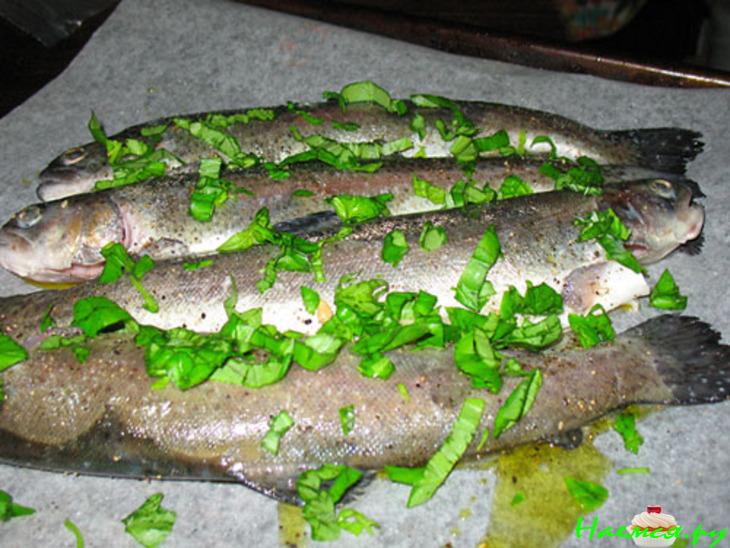 Запечённая форель с маринованными овощами