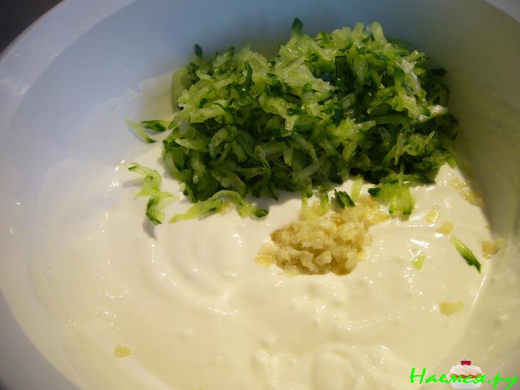 Bifteki (бифштекс) с сыром фета и соусом тцацики