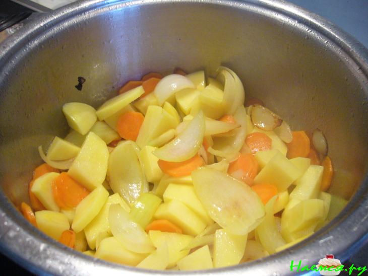 Томатный суп-пюре с креветками и авокадо