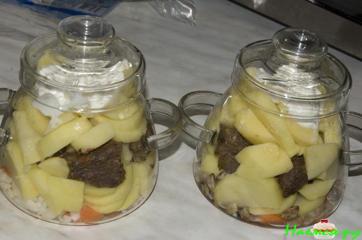 Мясо с шампиньонами в горшочках