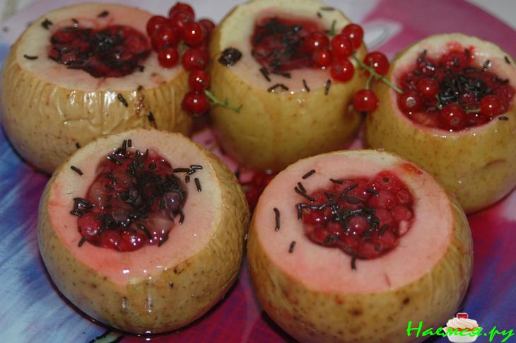 Яблоки с красной смородинкой
