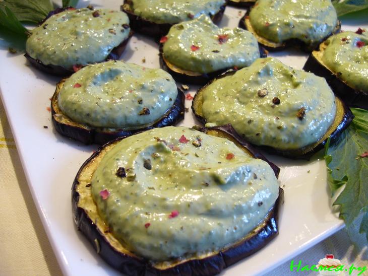 Авокадо-огуречный мусс на баклажановых тостах