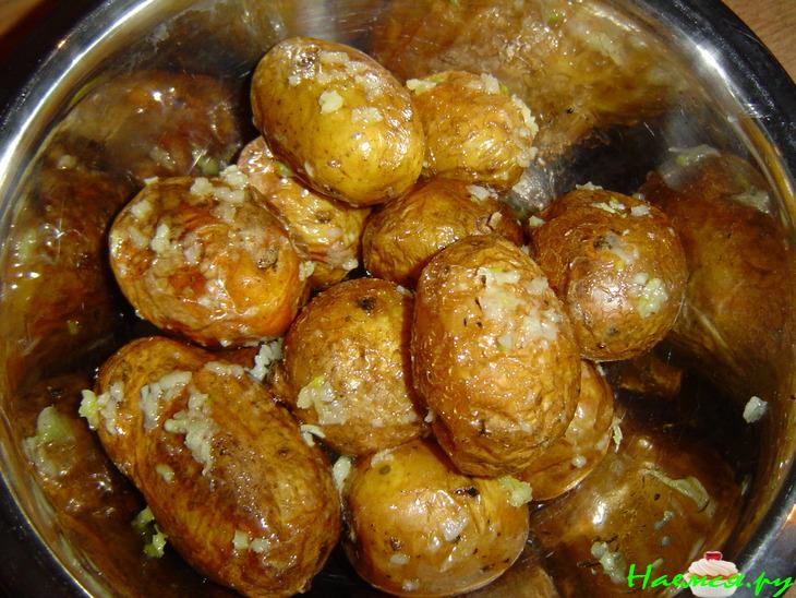 Печеная картошечка с чесноком и зеленью Печеная картошечка с чесноком и зеленью