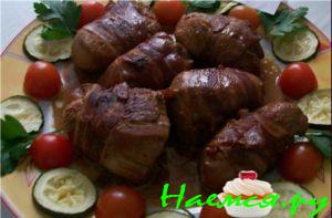 Куриные грудки в беконе с овощами