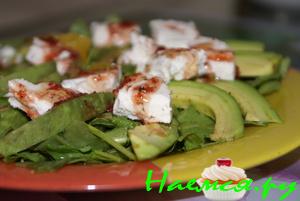 Салат с козьим сыром, авокадо и апельсином Салат с козьим сыром, авокадо и апельсином