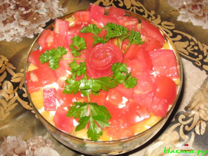 Салат с ананасом, кукурузой и ветчиной