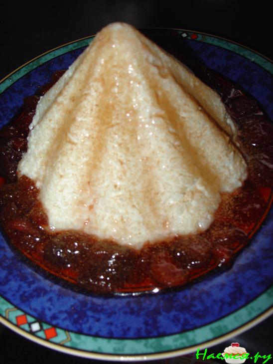 Рисово-ванильный пудинг с клубничным вареньем