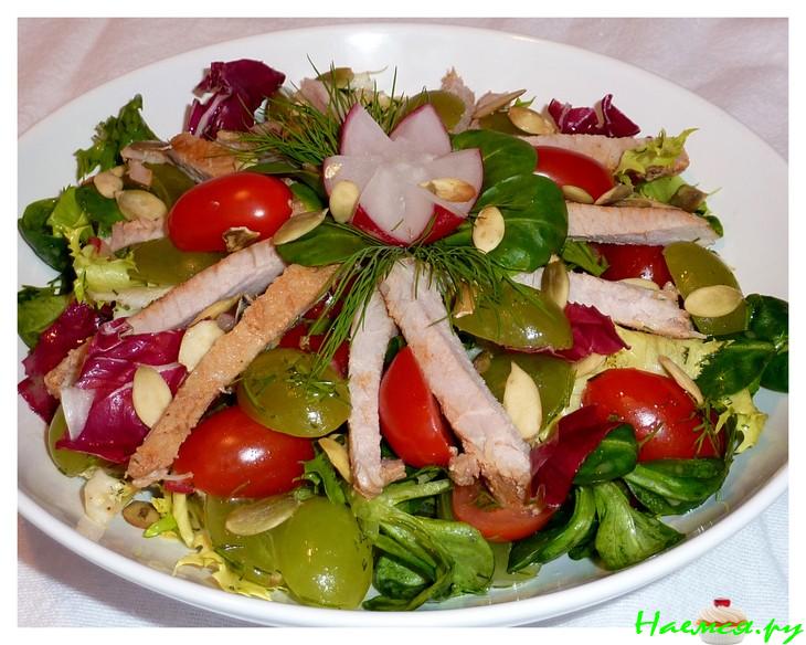 Вкусный салат с индейкой и фруктами