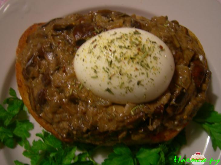 Горячие бутерброды с грибами и яйцом