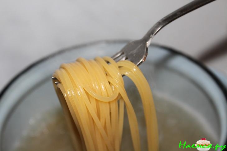 Паста с ветчиной и грибами в томатном соусе