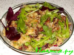 Салат с фасолью под яблочным или айвовым соусом