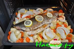 Горбуша, запеченная с овощами