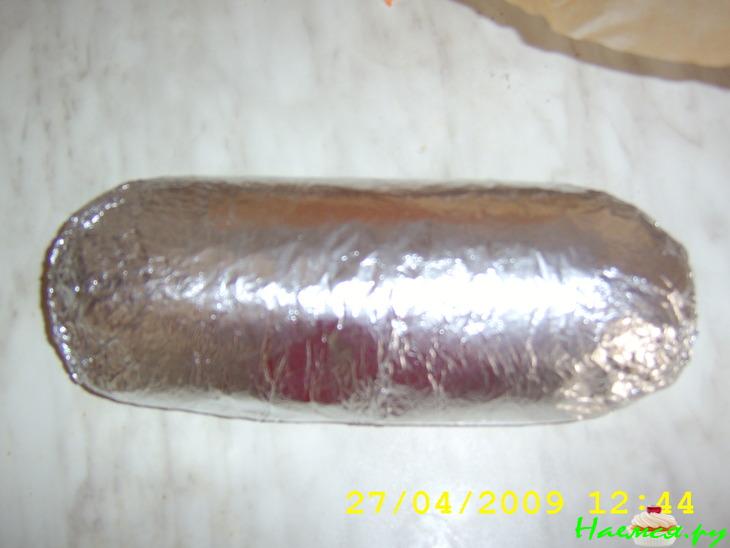 Куриный рулет с яйцом и чесноком