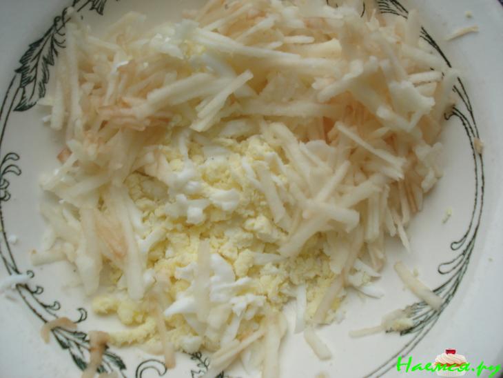 Хрустящие "лодочки" с копченой рыбой и яблоком