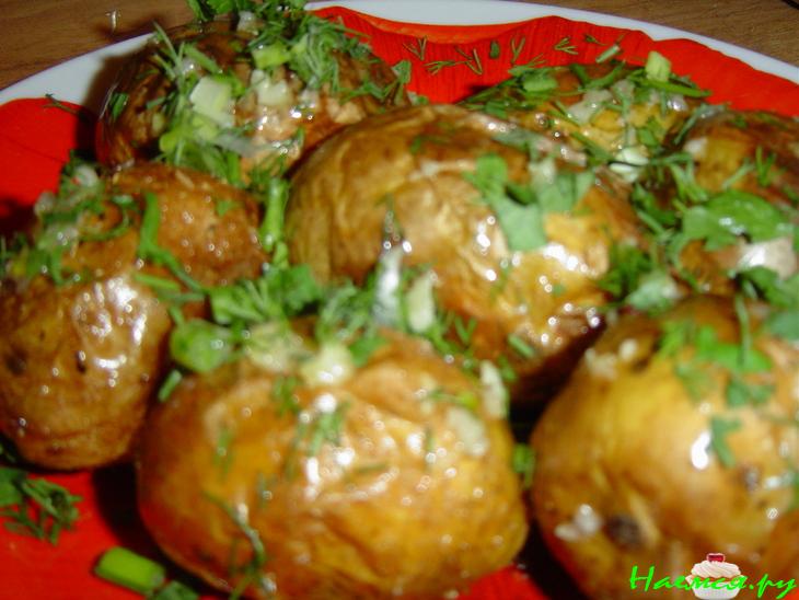 Печеная картошечка с чесноком и зеленью Печеная картошечка с чесноком и зеленью
